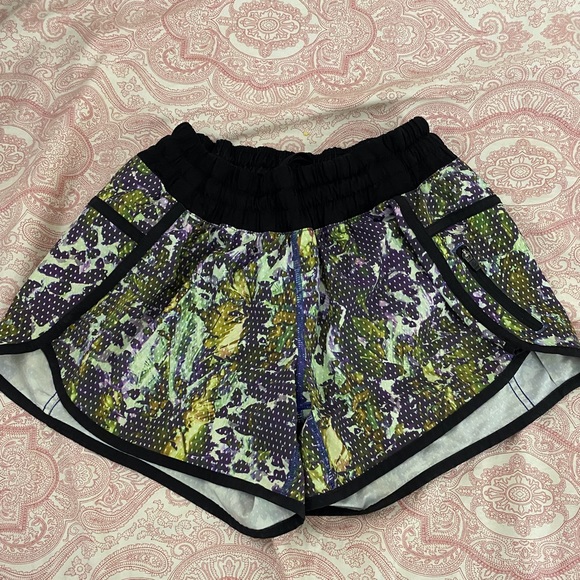 Size 6 lulu shorts - Picture 1 of 3
